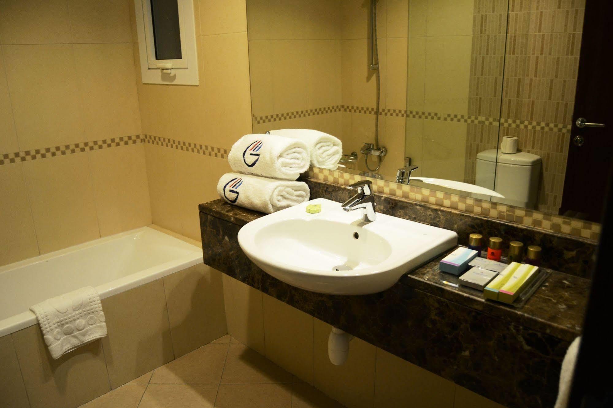 Grand Midwest View Hotel Apartments Dubai Esterno foto